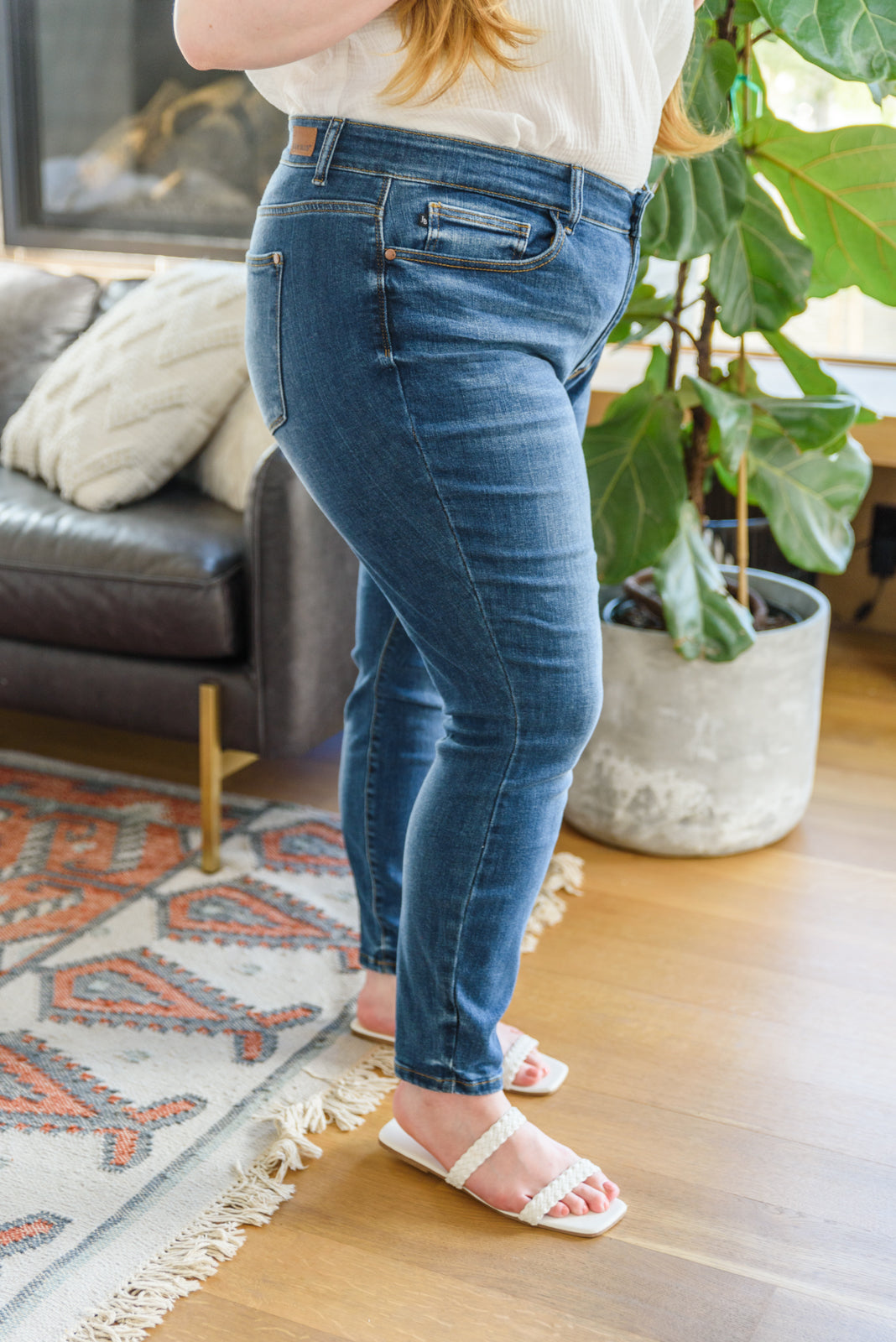 Mid-Rise Skinny Jeans (24W)