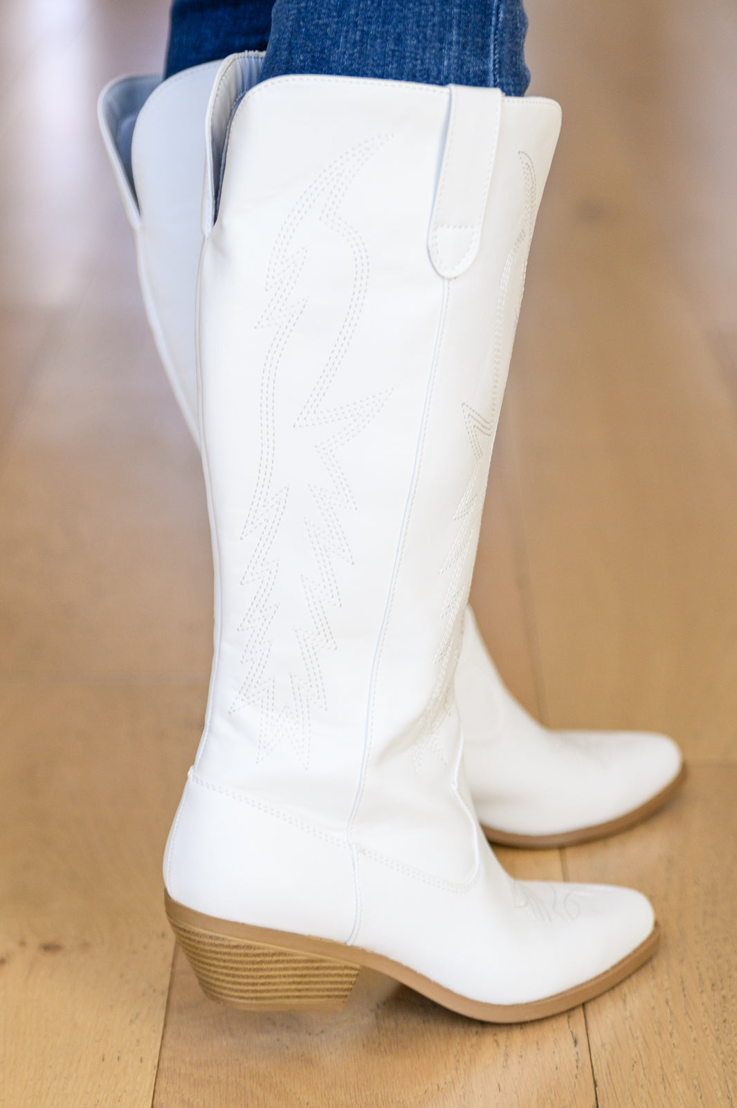 Shania Cowgirl Boots In White (size 5.5)