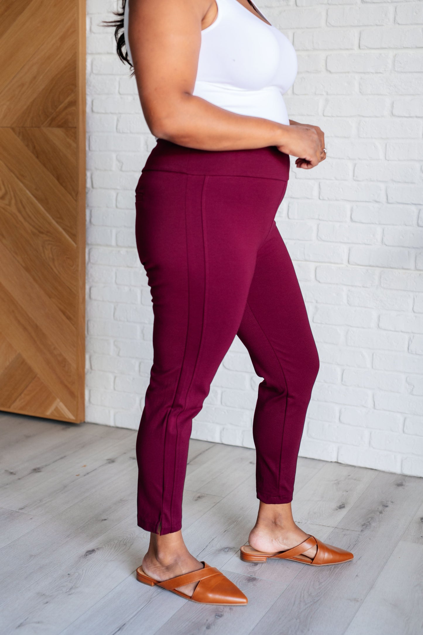 Magic Ankle Crop Skinny Pants in Wine