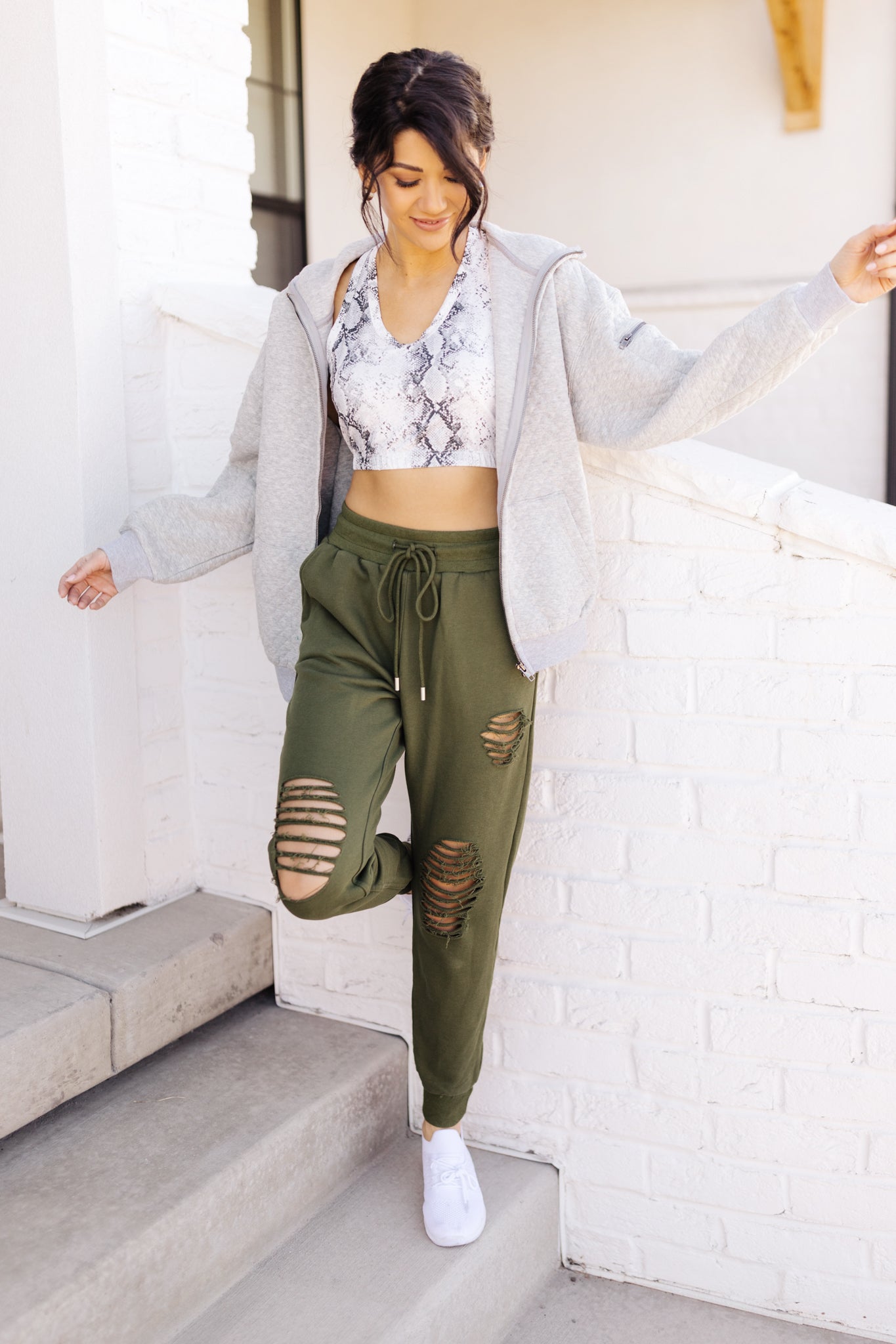 Kick Back Distressed Joggers In Olive – Simplygingeraccessories